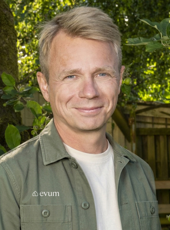 Frej Andreassen, grundare av Evum, under äppelträdet i en villaträdgård